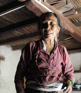 Femme Tamang dans une maison traditionnelle pendant le trek de l'Héritage Tamang dans le Langtang.