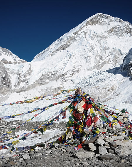 Le camp de base de l'Everest avec des drapeaux de priéres.