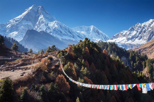 montagne-manaslu-trekMontagne environnante pendant le trek du Manaslu au Népal