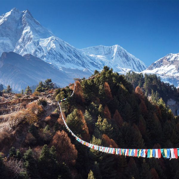 Montagne environnante pendant le trek du Manaslu au Népal