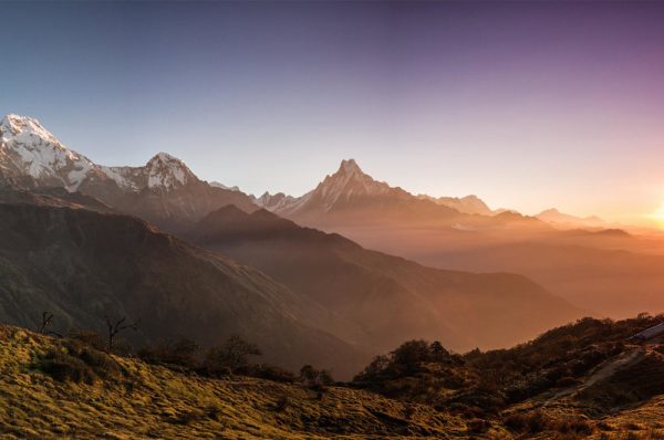 muldai-poon-hill-trek-nepalCoucher de soleil depuis la colline de Muldai Hill dans la région reculée des Annapurna, au Népal.
