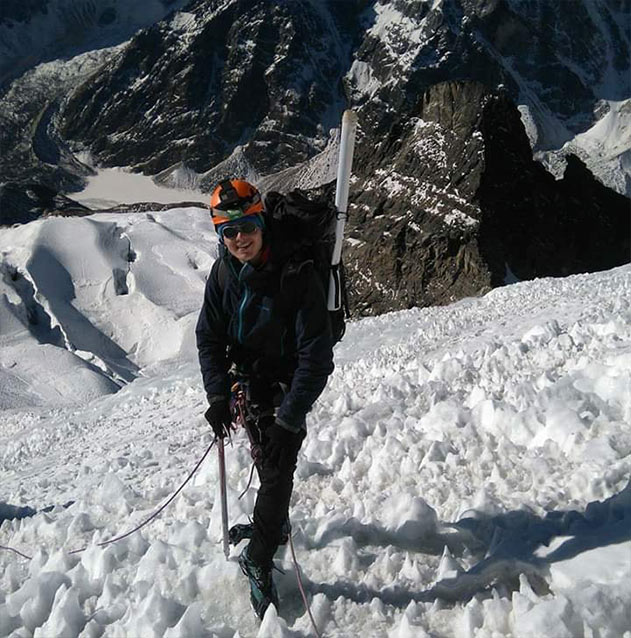 Alpiniste en train de faire l'ascension du Lobuche Peak