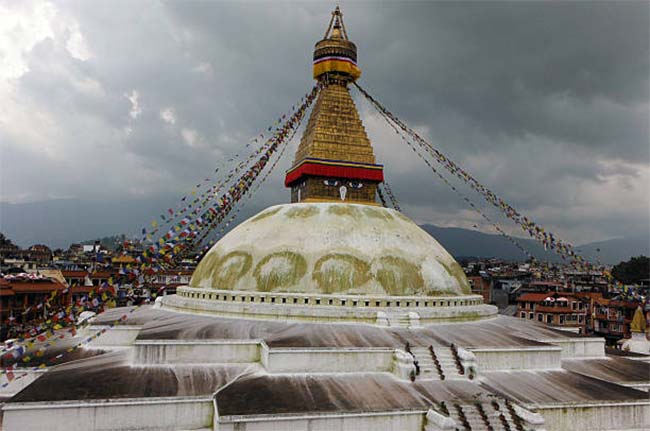 Stupa de Bodnath pendant la mousson à Katmandou